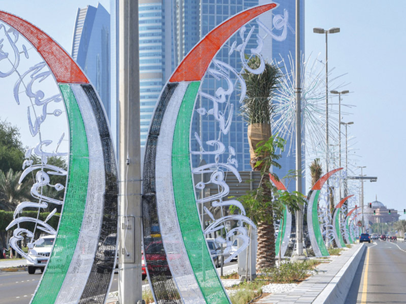 أبوظبي تتزين بـ32 ألف علم لاستقبال اليوم الوطني الإماراتي الـ48